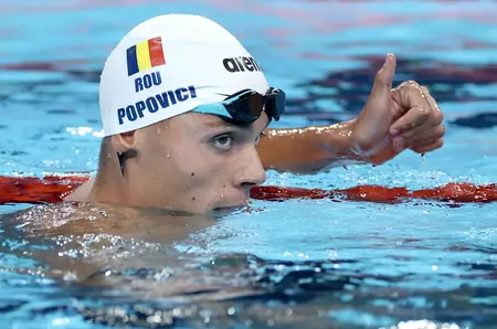 David Popovici s-a calificat cu cel mai bun timp în semifinalele la 100 m liber la Campionatele Europene de la Paris. Când înoată pentru un loc în finală