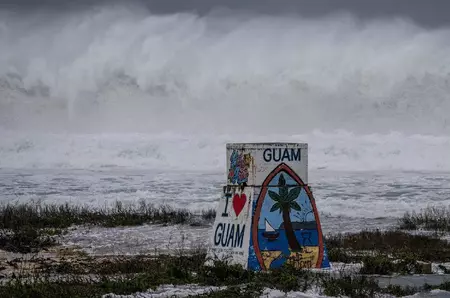 Super-taifunul Bavi mătură insulele din Oceanul Pacific cu vânt și de 290 de km/h. Locuitori baricadați în case, zborurile complet anulate