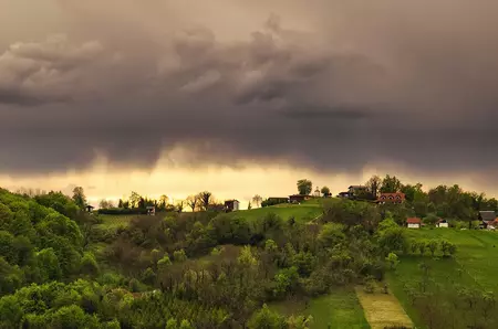 Caniculă, instabilitate atmosferică și vijelii, în weekend. Zonele vizate de avertizările ANM de vreme extremă