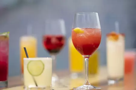 Cocktailurile de vară au calorii cât 4 cupe de înghețată. Cum să te răcorești fără să pui kilograme pe abdomen