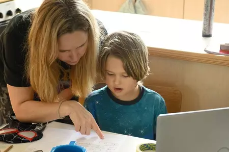 Doi părinți din Vașcău au ales homeschooling-ul și riscă închisoarea pentru că nu și-au trimis cei trei copii la școală