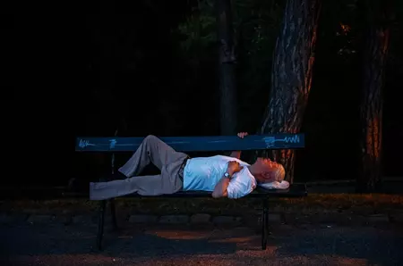 Localnicii din Paris au ales să doarmă în parcuri din cauza căldurii insuportabile: „E deja un adevărat hotel aici”