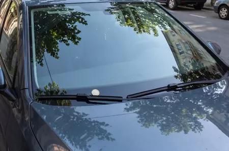 Ai găsit o monedă pe parbriz? Ce poate însemna și de ce nu ar trebui să cobori imediat din mașină