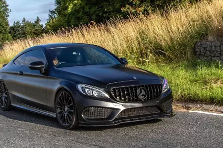 O șoferiță a cumpărat un Mercedes C63 AMG second hand și s-a trezit cu motorul distrus și o factură de 27.000 de euro