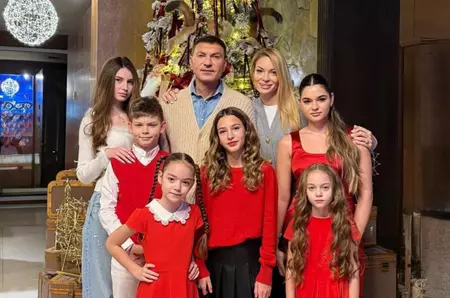 Valentina Pelinel și Cristi Borcea, surprinși cu copiii pe pârtia din Poiana Brașov. „Iarna exact așa cum trebuie”