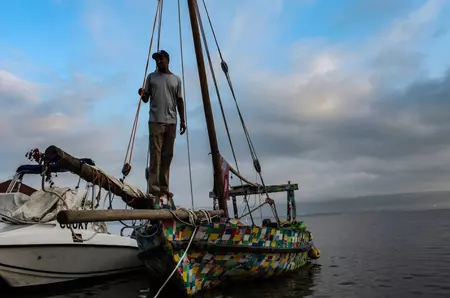 Flipflopi, barca de 9 metri construită din 30.000 de șlapi și 10 tone de plastic, a navigat 500 km, din Kenya până în Zanzibar