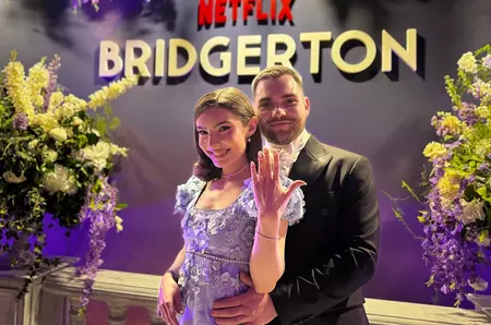 Ei sunt tinerii care s-au logodit la Balul Bridgerton de la Palatul Parlamentului, cu ajutorul Andreei Marin. Cu ce se ocupă: „Suntem din Sibiu”