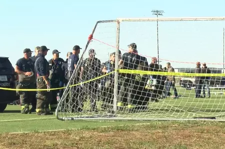 O șoferiță a intrat cu camioneta direct într-un meci de fotbal pentru copii. Un băiat de 6 ani și un bărbat au murit, iar 10 persoane sunt rănite