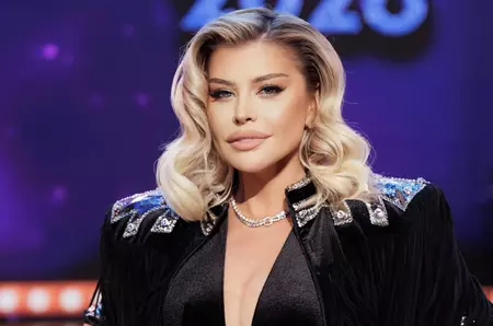 Imagini din casa Loredanei Groza, aflată în nordul Capitalei. Ce ține artista în dormitor, pe perete. Designul este modern și rafinat