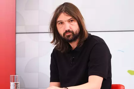 Dan Alexa, surprins la masă cu trei femei, după zvonurile relației cu Denise Rifai. Și-a făcut apariția și fosta soție la restaurant