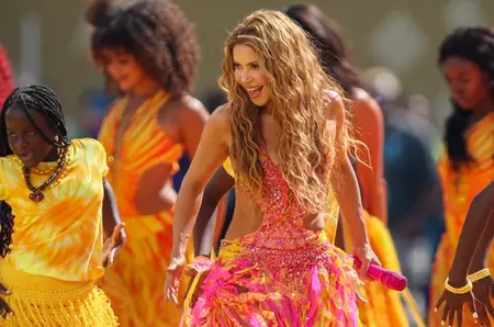 Cum a apărut Shakira la finala Cupei Mondiale FIFA 2026. Imaginile cu artista desculță pe scenă au devenit virale