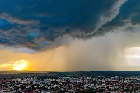 Vremea se încălzește, dar nu scăpăm de ploi și vijelii. Prognoza meteo ANM pentru perioada 27 iulie – 23 august 2026