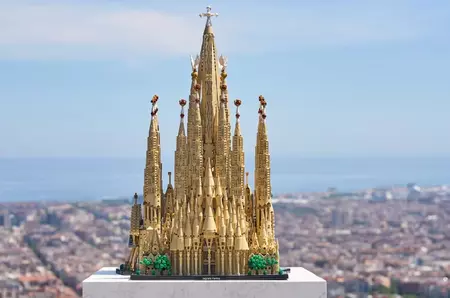 Lego lansează cea mai complicată machetă, un gigant de peste 12.000 de piese pentru catedrala Sagrada Familia