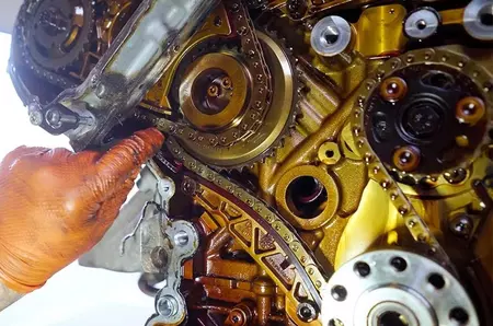 Mecanicii români au desfăcut motorul de 380 CP al unui VW Touareg hibrid și au încremenit: problemele care l-ar fi distrus total