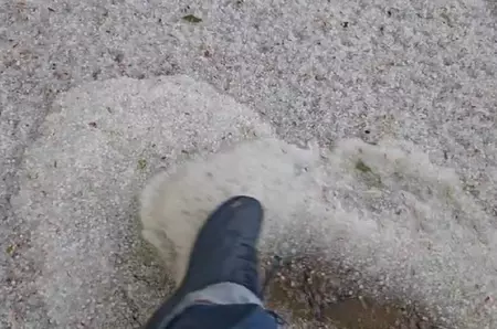 Covor de grindină în Gorj, gheața a distrus pomii fructiferi și grădinile. Mini-tornadă spectaculoasă în Suceava