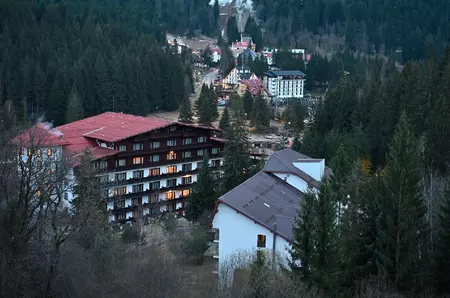 Fără zăpadă, fără turiști. Hotelurile de la munte, aproape goale înainte de Crăciun