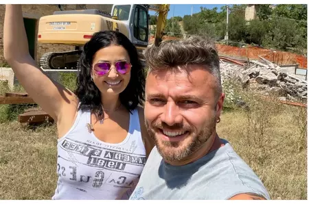Imagini cu Gabriela Cristea și Tavi Clonda pe șantier. A început demolarea casei din Italia