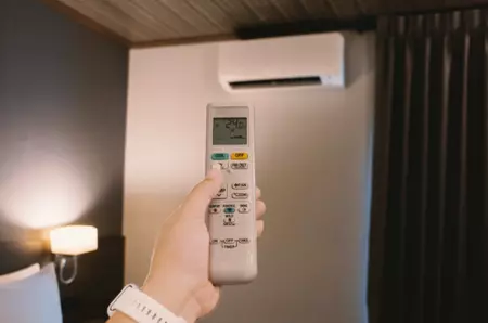 Cât plătești dacă lași aerul condiționat pornit toată noaptea. Calculul pentru 8 ore de funcționare