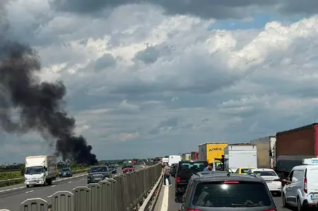 Un camion a intrat pe contrasens și a luat foc, pe A3 București-Ploiești. Trafic blocat și un nor imens de fum