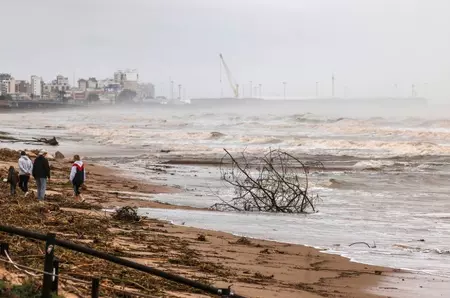 O româncă a murit în Spania, după ce a intrat în mare în timpul furtunii Adam