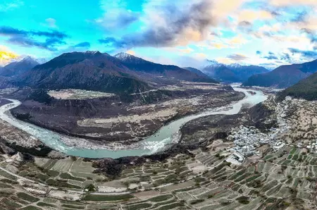 China ridică cel mai mare baraj din lume, de 168.000.000.000 de dolari, la 4.500 de metri altitudine, în Tibet. Când va funcționa