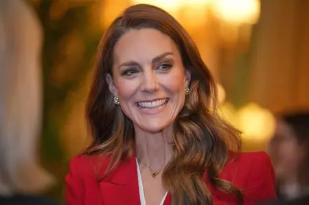 Kate Middleton, apariție impecabilă într-un costum roșu. Cum au reacționat fanii: „Arată fabulos”