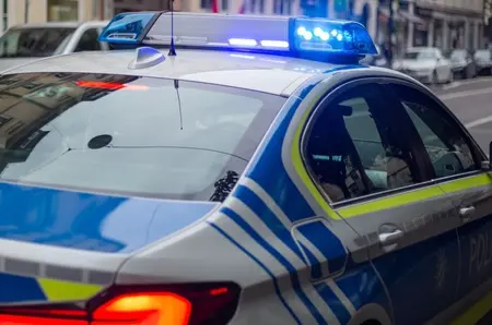 Un bărbat a prins în brațe o fetiță de șase ani care a căzut de la etajul trei, în fața unei clădiri, în Germania