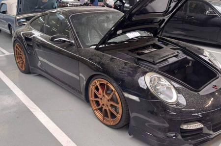 25 de mașini de lux, printre care Porsche, Mustang, BMW M și Mercedes-AMG, confiscate din garajul unei asistente medicale. Statul a vândut 23 dintre ele cu 847.077,60 de euro