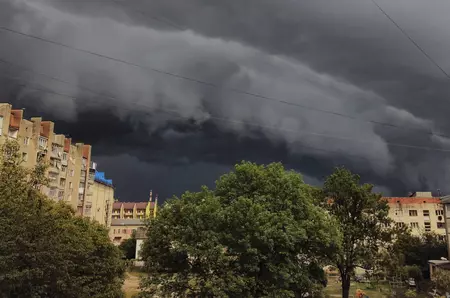 ANM anunță cod galben de caniculă, vânt de până la 70 km/h și furtuni în mai multe zone din țară. Harta județelor afectate de fenomenele meteo extreme