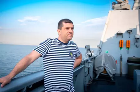 Radu Miruță, sesiune foto îmbrăcat în marinar pe corveta „Contraamiral August Roman” cu care a călătorit 14 ore spre România