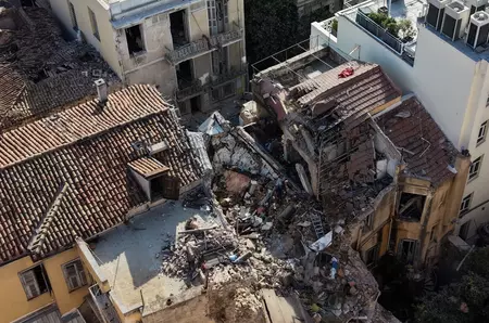 300 de euro pe noapte: cum arăta apartamentul închiriat prin Airbnb din clădirea care s-a prăbușit după o explozie, în Atena