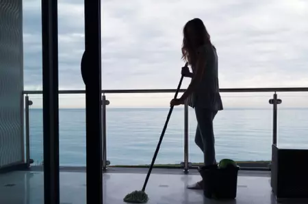 Amendă de 750 de euro dacă-ți uiți mopul pe balcon: 7 reguli ciudate care te lasă fără bani în buzunar dacă ești turist în această țară