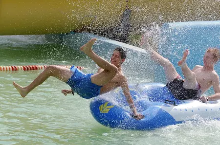 Vacanțe în familie: cele mai potrivite hoteluri cu aquapark din Marea Mediterană și din Marea Roșie