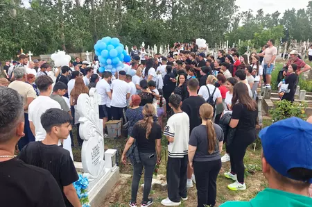 Mama copilului erou din Chitila nu a venit la înmormântare. Nici fata salvată de la înec, nici aparținătorii celor transplantați. Nici vreun reprezentant al statului
