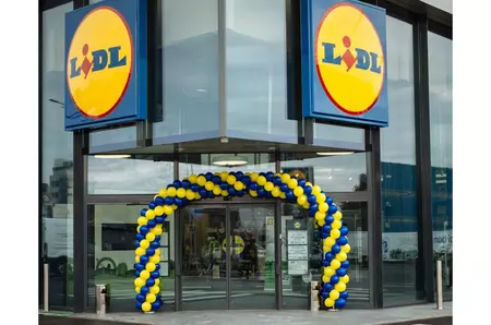 S-a deschis cel mai mare magazin Lidl! Are 3 etaje și terasă amenajată