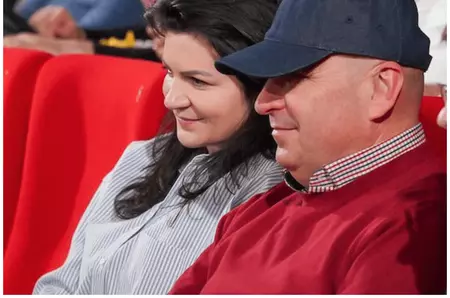 Gata, s-a aflat! Ce salariu frumușel are Ioana Fâșie, iubita lui Ilie Bolojan. Misterioasa brunetă nu este vedetă și nici nu trăiește din expunere publică