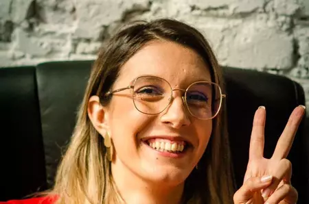 WOW, felicitări! Diana Buzoianu a împlinit 32 de ani, iar recent a vorbit și despre iubitul ei! A fost cu el la emisiune și uite cât de îndrăgostită în privește! “E prietenul meu de 11-12 ani”. Cine este bărbatul pe care îl iubește din studenție