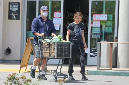 E despărțirea anului, cu siguranță! E celebru, e adorat de români, e tată a 9 copii și s-a despărțit de iubita în vîrstă de 35 de ani! Ce s-a întâmplat acum a luat pe toată lumea prin surprindere