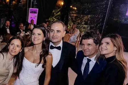 WOW, ce rochie! Cum a apărut Mirabela Grădinaru la nunta ministrului Alexandru Nazare! Rochie de petrecere, părul lung, desfăcut, machiaj de seară, tocuri, partenera lui Nicușor Dan a atras toate privirile