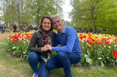 „În cazul meu, mă întreține soția…”, declara recent ministrul Dragoș Pîslaru și a spus și salariul. Cine “doamna Cash”, femeia care câștigă de trei ori mai bine decât politicianul, mâna forte a familiei lor cu patru băieți