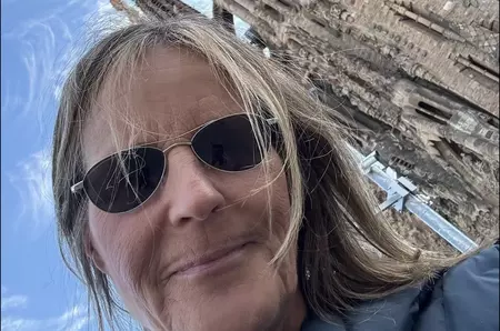 O recunoști pe celebra actriță? S-a iubit cu Mel Gibson pe marele ecran, dar în viața reală a divorțat după doar un an. Acum și-a regăsit dragostea din tinerețe