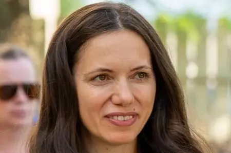WOW! Mirabela Grădinaru, apariție de senzație la ambasada Americii! NU mai poartă rochii cuminți, așa chiar nu ai văzut-o niciodată! A atras toate privirile la brațul președintelui