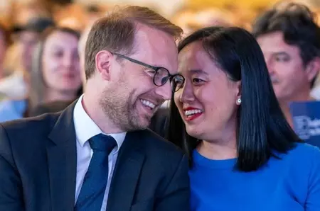 Imagini rare cu soția și fiica lui Dominic Fritz. Cum arătau când s-au cunoscut, efectiv nu îi recunoști! Ce salariu are și cu ce se ocupă misterioasa soție cu nume exotic și funcție mare a lui Dominic Fritz