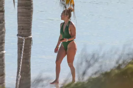 Dovada că posteriorul lui Jennifer Lopez nu arată deloc ca în reclame. 20 de poze neretușate, surprinse de paparazzi, la plajă