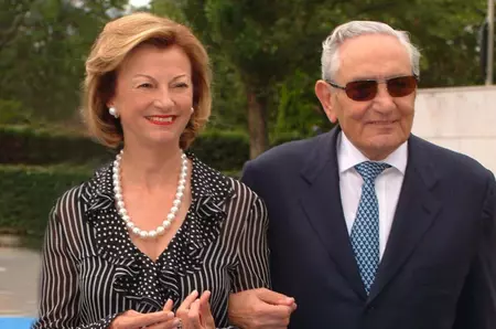 Dumnezeu să îi odihnească!  Acum sunt împreună, în eternitate! Poate nu îi știi după chip, dar numele lor e celebru în toată lumea! Și tu consumi produsul creat de această familie legendară! Imagini de la priveghiul regretatei doamne, lumea a stat la coadă