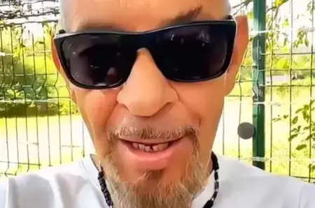 „Mi-am micșorat stomacul pentru a-mi lungi viața”. Wow, cum a ajuns să arate! Spune drept, îți dai seama cine e? E super celebru în România, toată lumea îi știe numele, dar puțini îl mai recunosc acum