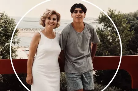 Uită-te bine la adolescentul cool din poză, îți dai seama cine e? Astăzi îl știe toată România, apare la TV și mulți îl admiră! L-ai recunoscut?