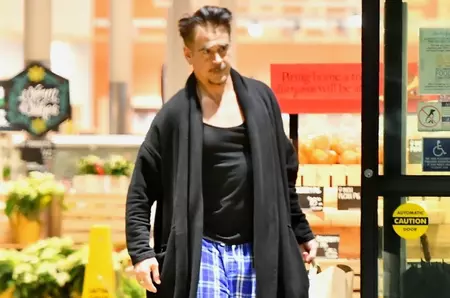 În pijama, la cumpărături! Așa l-au surprins fotografii, aproape de miezul nopții! A cumpărat repede produsele de care avea nevoie și a fugit spre mașină. Ți-ai dat seama cine e în poză? E super celebru și îl vezi des la TV!