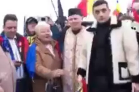 Îmbrăcat în cojoc tradițional, George Simion și-a făcut apariția la parada de 1 Decembrie, de la Alba Iulia, înconjurat de susținători. Însă liderul AUR nu se aștepta la ceea ce a urmat! Ce s-a întâmplat s-a viralizat imediat pe internet!