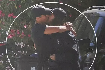 Prinși sărutându-se, ziua în amiaza mare!! Vedeta și-a făcut iubit cu 12 ani mai tânăr ca ea, iar acum avem dovada! „E îndrăgostită!” / FOTO